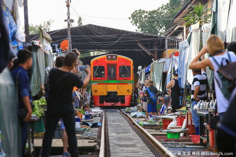 【泰國景點】美功鐵路市集 火車下的市場生活