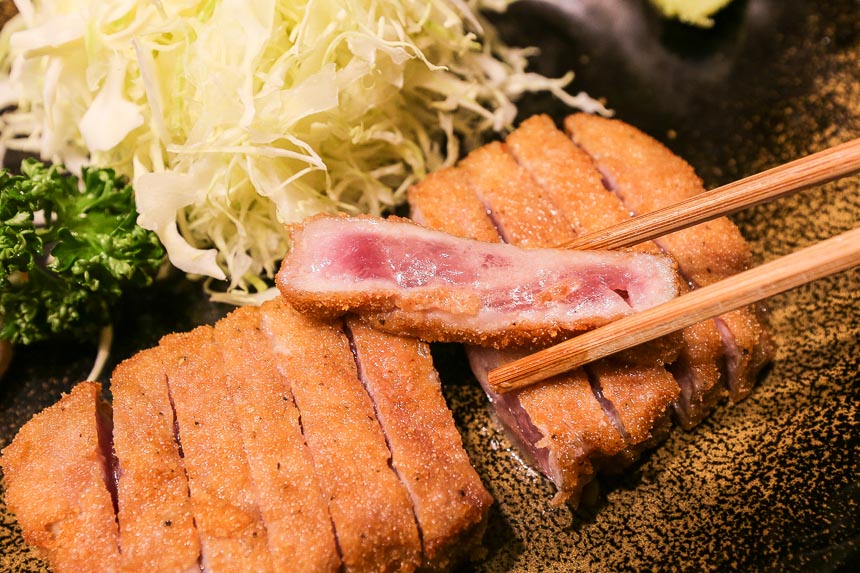 【東京美食】炸牛排 牛かつもと村 在石板上跳舞的炸牛排 平價美食排隊料理