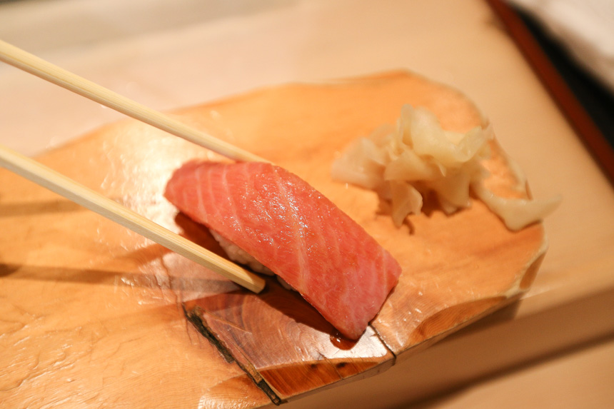 北海道美食｜千歲機場，五十七番寿し，札幌魚市直營的美味，立食排隊美食初體驗