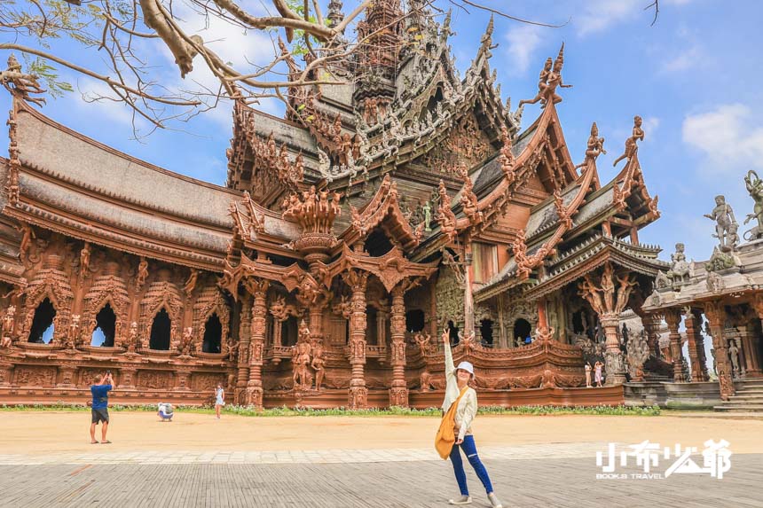 芭達雅真理寺，佇立於海岸邊，泰國最大的木結構建築，40多年尚未完工的神廟