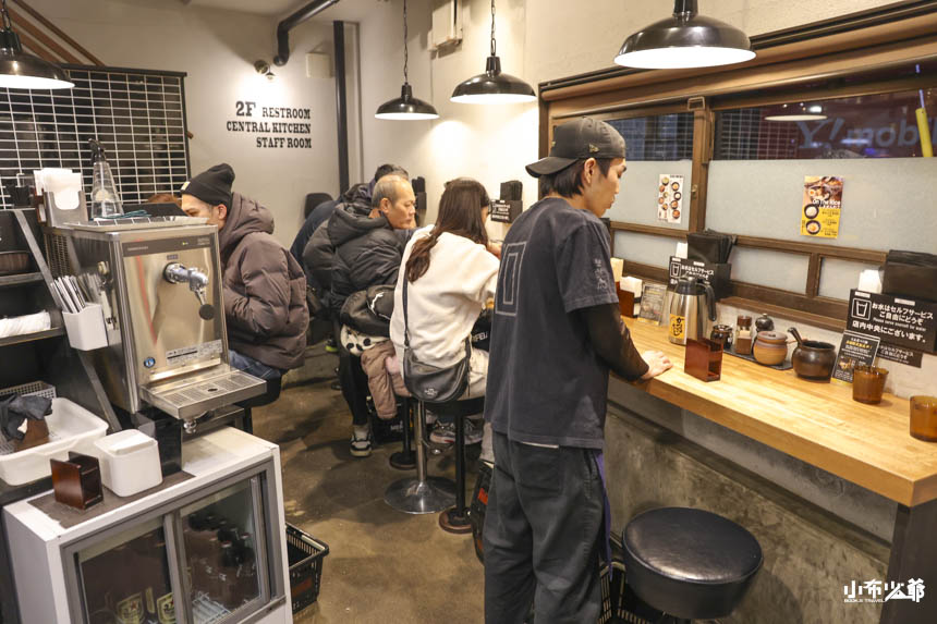 店內吧台座位與用餐環境