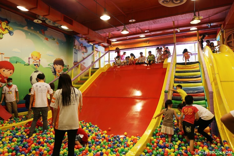 [台北親子館]中和環球百貨快樂小熊親子館，超大型溜滑梯+小小健身運動房
