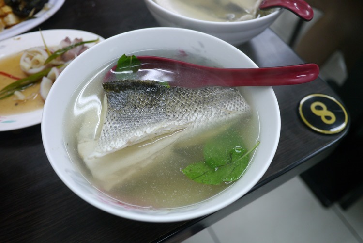 [永和美食]擱一碗 新鮮湯頭清 鱸魚、無刺虱目魚鮮魚湯P1130563