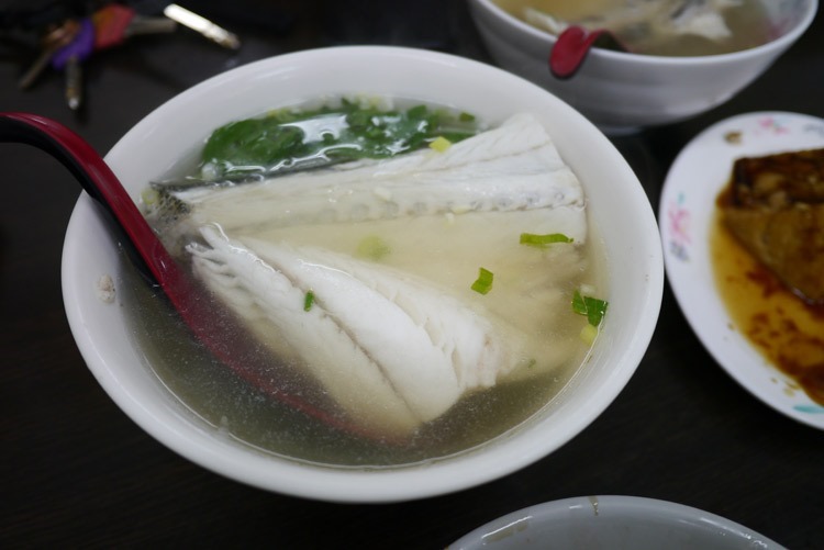 [永和美食]擱一碗 新鮮湯頭清 鱸魚、無刺虱目魚鮮魚湯P1160029